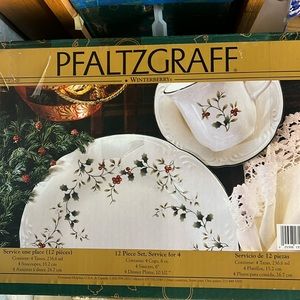 Pfaltzgraff winterberry 12 piece set